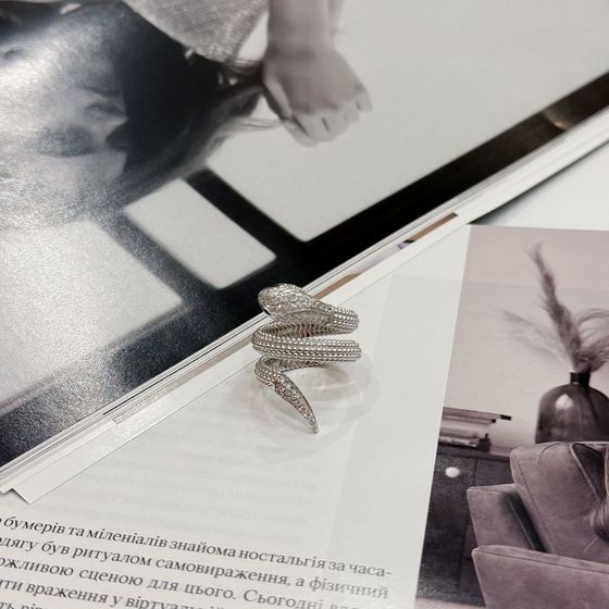 Срібна каблучка з фіанітами, емаллю