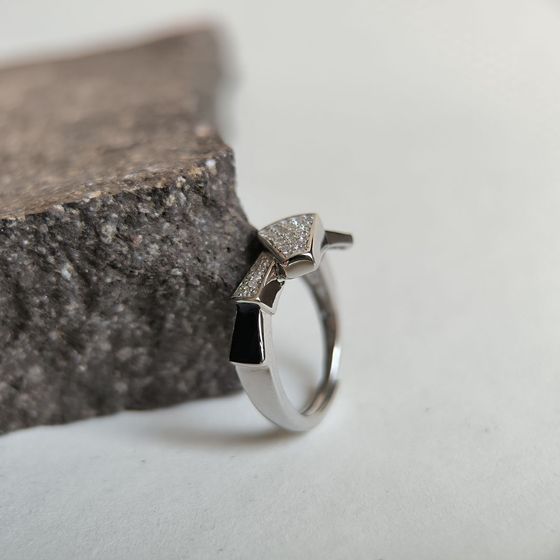 Silver ring with phianites, semallu