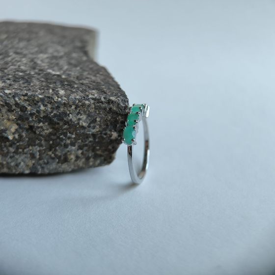 Срібна каблучка зі смарагдом 0,8 карата