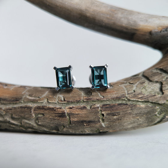 Серебряные серьги с топазом Лондон Блю 1.57ct