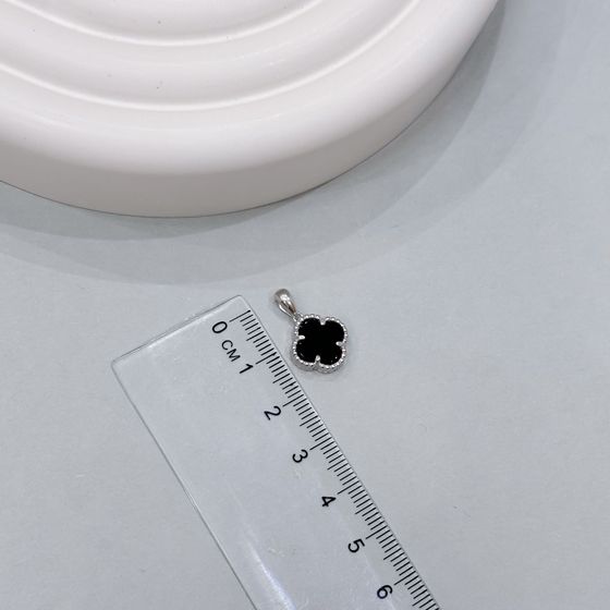 Silver pendant with onyx