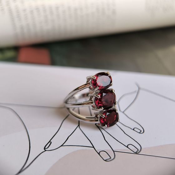 Серебряное кольцо с гранатом 5.317ct