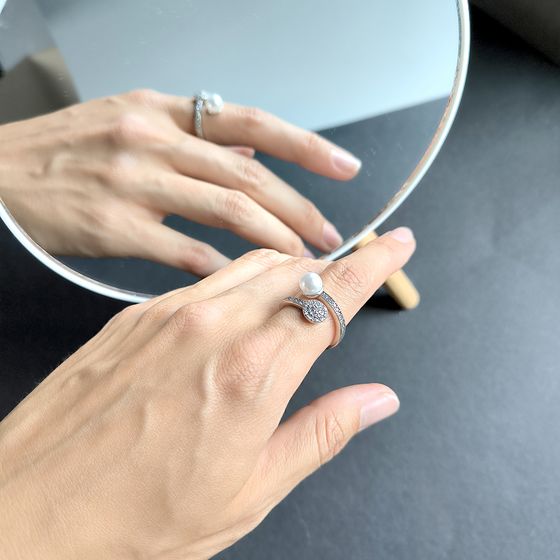 Срібна каблучка з перлами, фіанітами