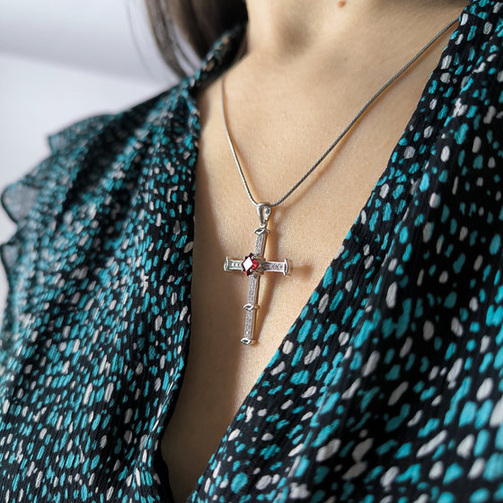 Срібний хрестик з гранатом 1,37 карата, фіанітами