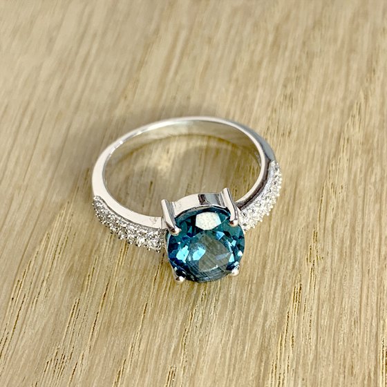 Срібна каблучка з топазом Лондон Блю