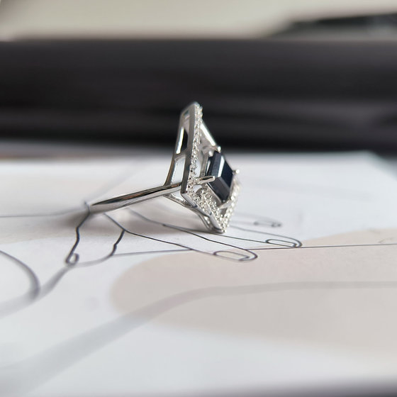 Срібне кільце з сапфіром 1.755ct, фіанітами