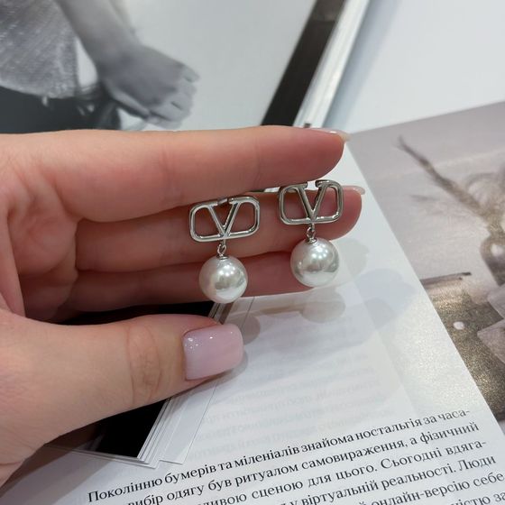 Silver earrings with pearls