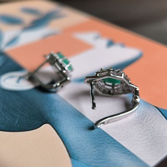 Срібні сережки зі смарагдом, фіанітами