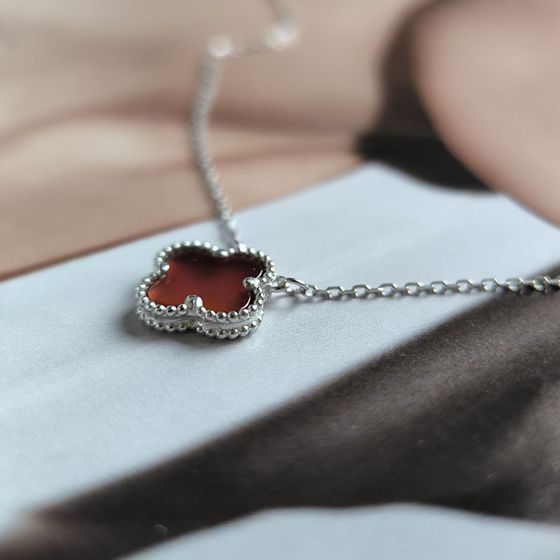 Silver necklace with agate