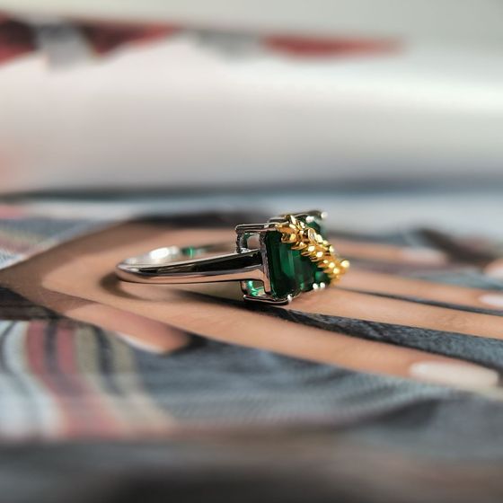 Срібна каблучка зі смарагдом nano 2,877 карата