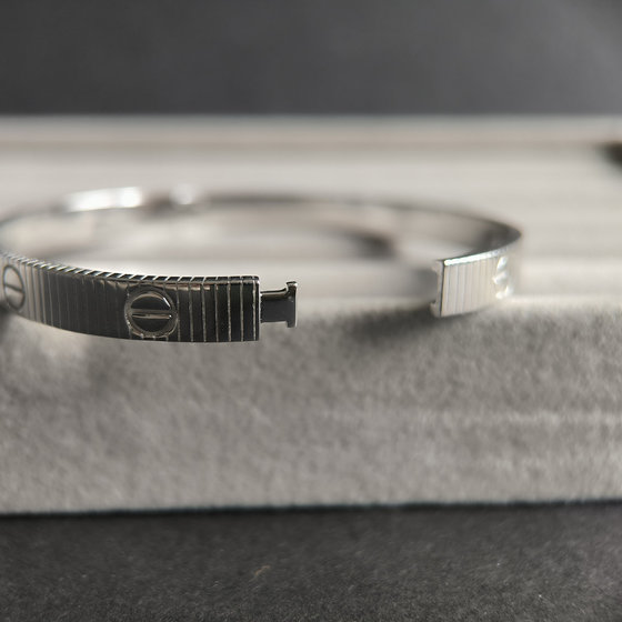 Silver bracelet without stones