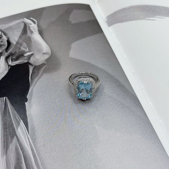 Срібна каблучка з топазом 6,507 карата та фіанітами