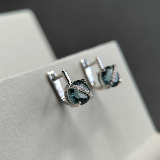 Серебряные серьги с топазом Лондон Блю 3.665ct, фианитами