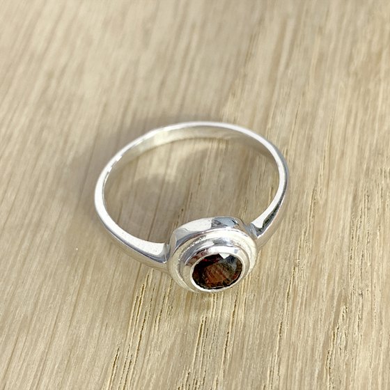 Серебряное кольцо с гранатом 0.625ct