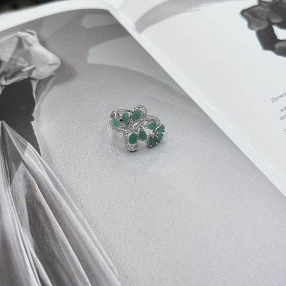 Срібна каблучка зі смарагдом, фіанітами