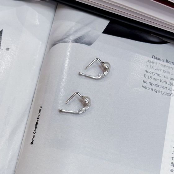 Silver earrings with pearls
