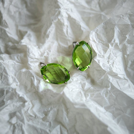 Silver earrings with chrysolite (9.726 ct)
