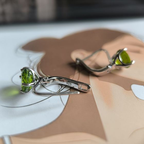 Silver earrings with chrysolite