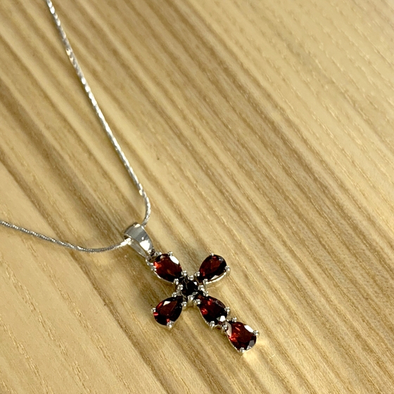 Серебряный крестик с гранатом