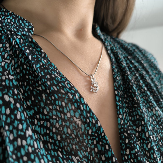 Silver pendant with cubic zirconia