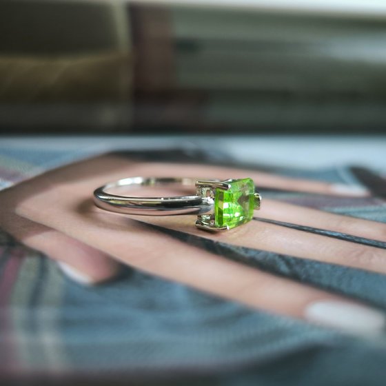 Серебряное кольцо с хризолітом 1.356ct