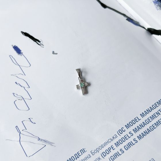 Срібний хрестик зі смарагдом 0.041ct