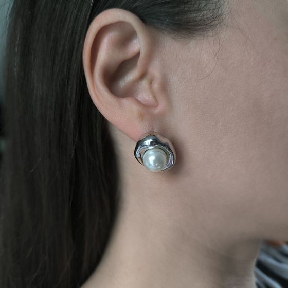 Silver earrings with pearls