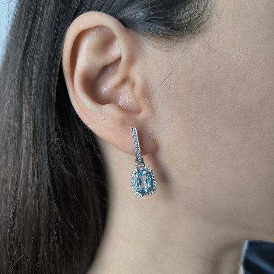 Срібна каблучка з топазом 2.284ct, фіанітами