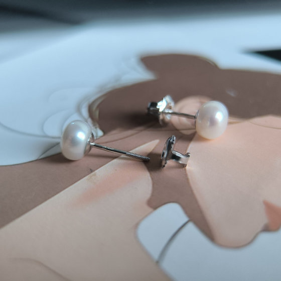 Silver earrings with pearls
