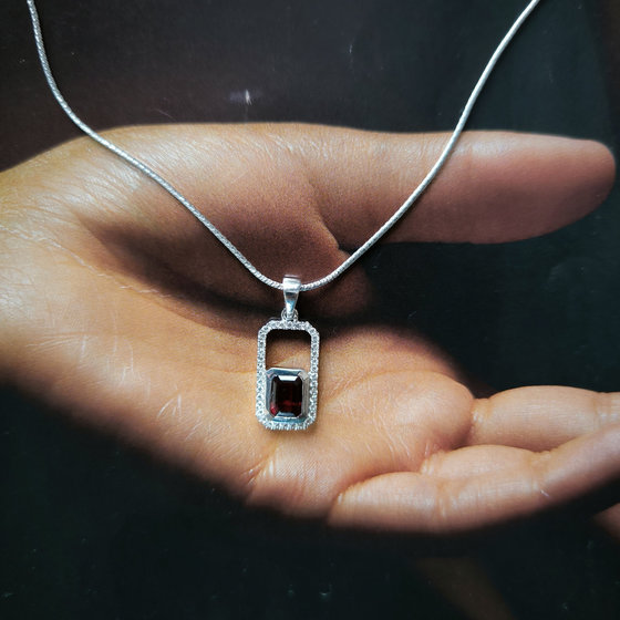 Срібна підвіска з гранатом 1.588ct