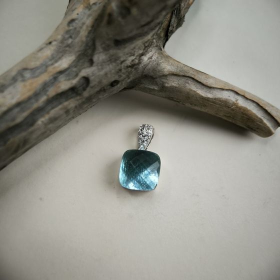 Silver pendant with phianites