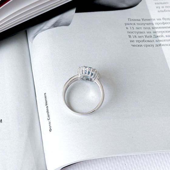 Срібна каблучка з топазом 3,265 карата та фіанітами
