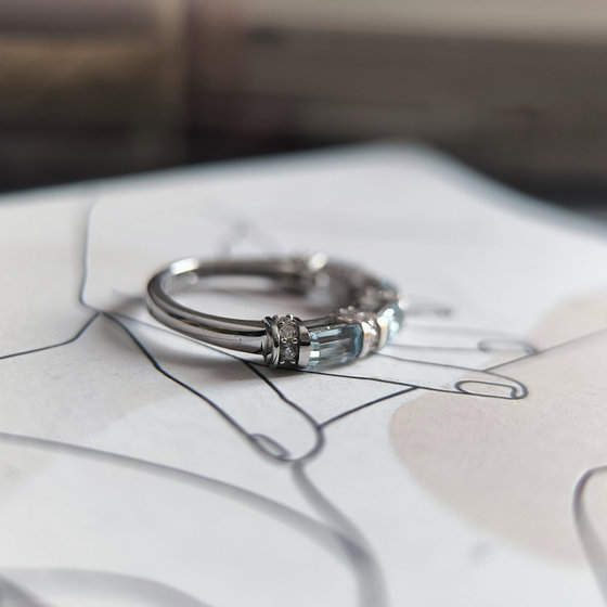 Срібне кільце з топазом 2.27ct, фіанітами