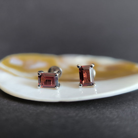 Серебряные серьги с гранатом 2.258ct