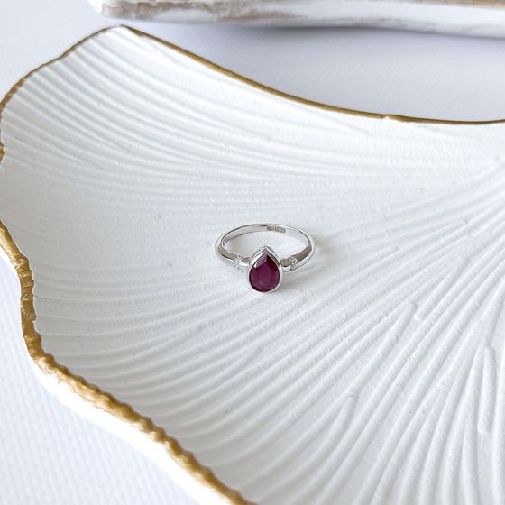 Срібна каблучка з рубіном 1.45ct, фіанітами