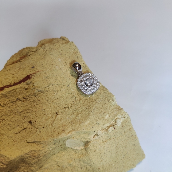 Silver pendant with phianites