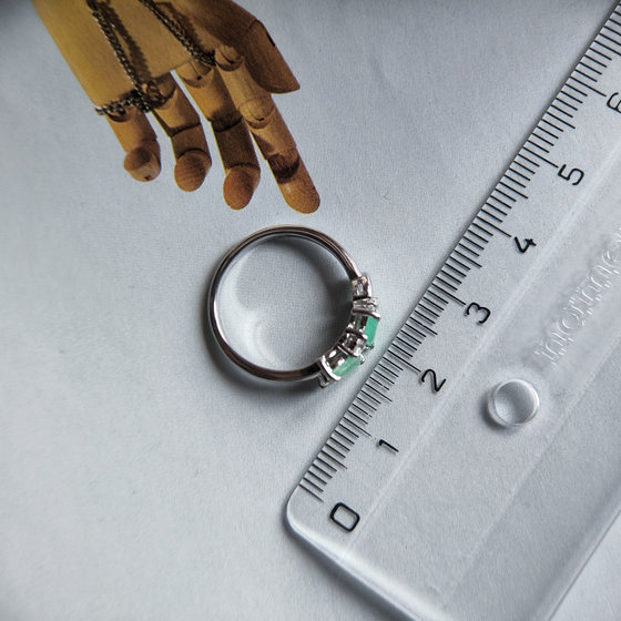 Серебряное кольцо с изумрудом 0.8ct