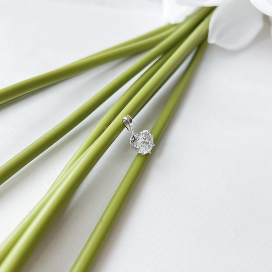 Silver pendant with phianites