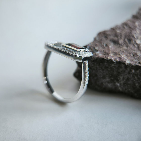 Срібне кільце з гранатом 1.828ct