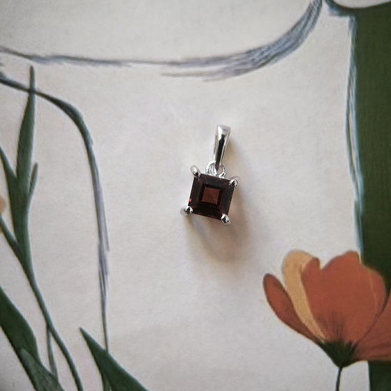 Silver pendant with 0.85ct garnet