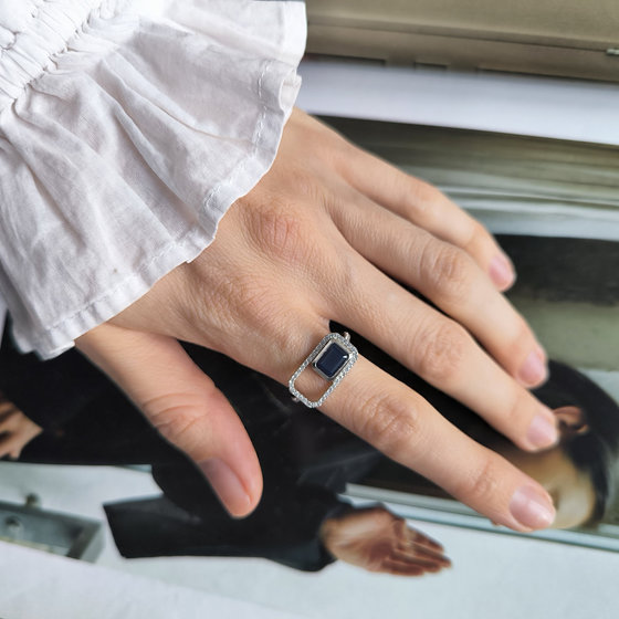 Silver ring with 1.735ct sapphire and cubic zirconia