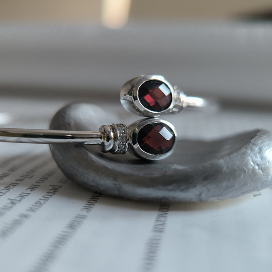 Silver bracelet with garnet 2.862ct, cubic zirconia