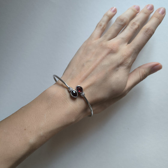 Silver bracelet with garnet 2.862ct, cubic zirconia
