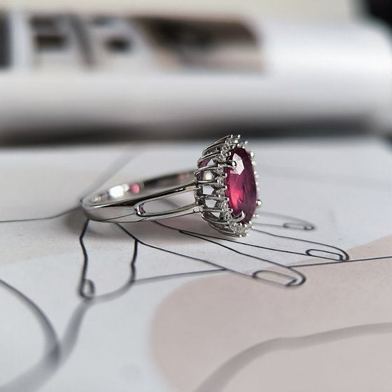 Срібна каблучка з рубіном, фіанітами