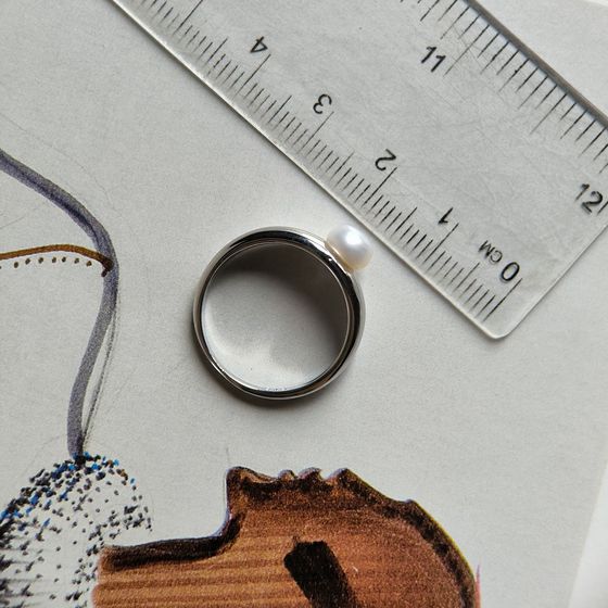 Silver ring with pearls