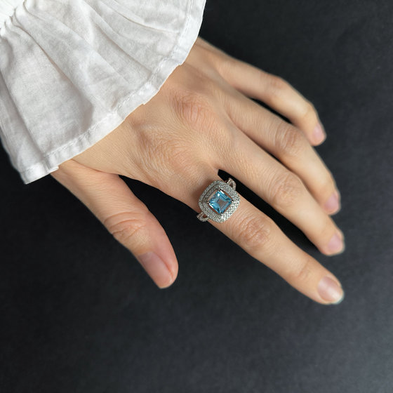 Срібна каблучка з топазом 3.289ct, фіанітами