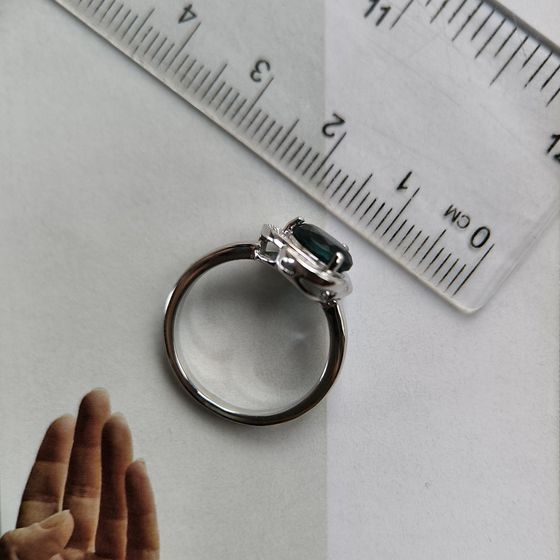 Срібна каблучка з топазом «Лондон Блю» та фіанітами