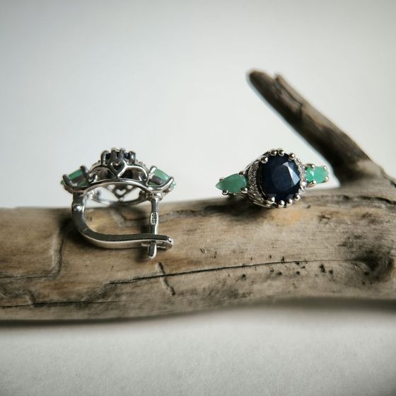 Серебряные серьги с сапфиром 4.337ct, изумрудом, фианитами