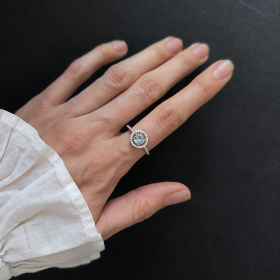 Серебряное кольцо с топазом 1.38ct, фианитами