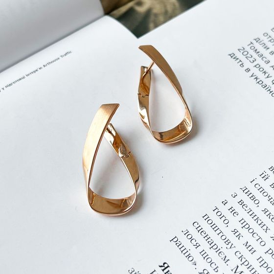 Gold earrings without stones